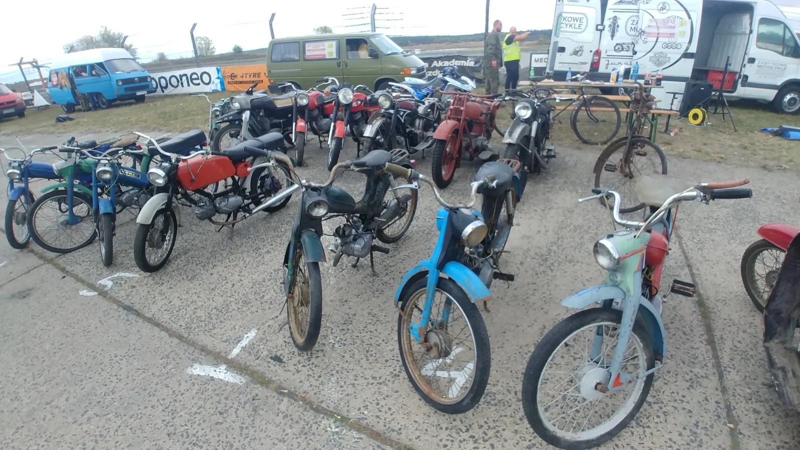 Stoisko z klasyką polskiej motoryzacji na Moto Bazarze w Toruniu